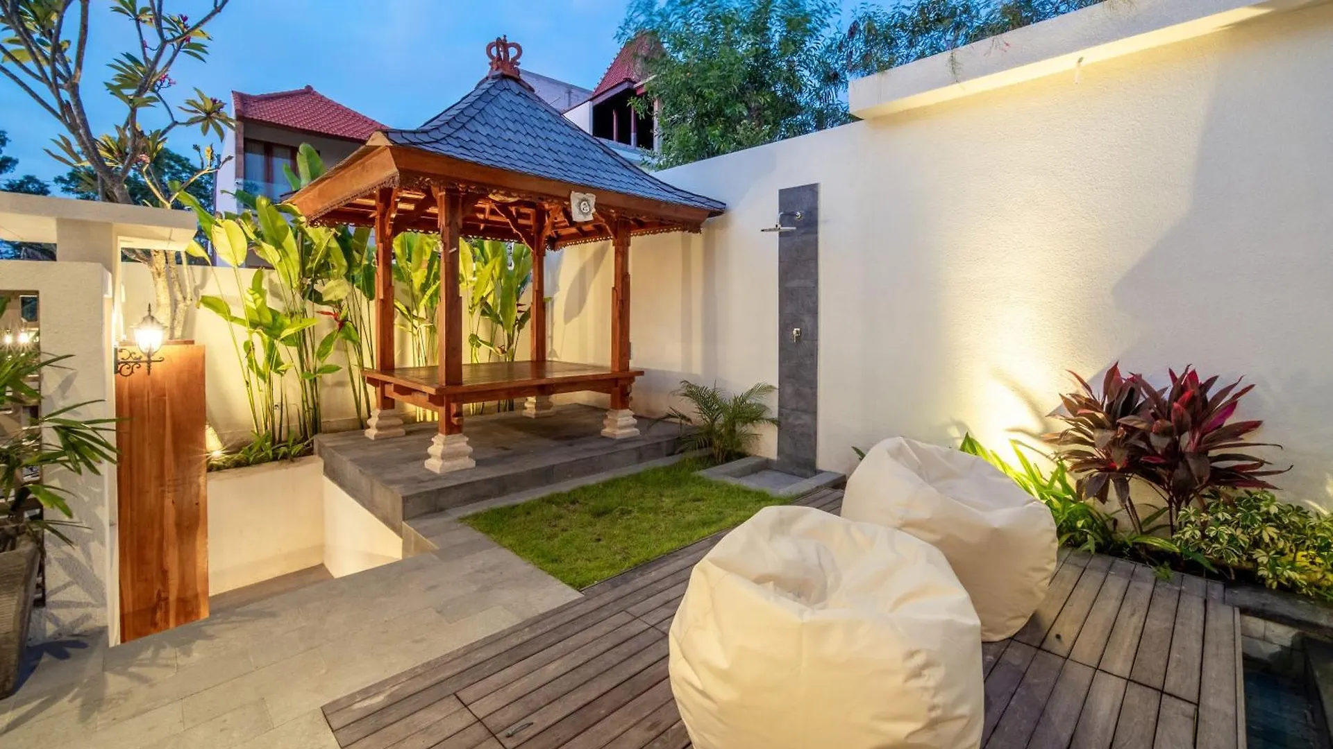 Uluwatu Villa Carina Bali - 4 Bedrooms With Ensuites, Rooftop Sunset Bar, Pool, Workstation, Quiet And Central Ungasan  Indonesia