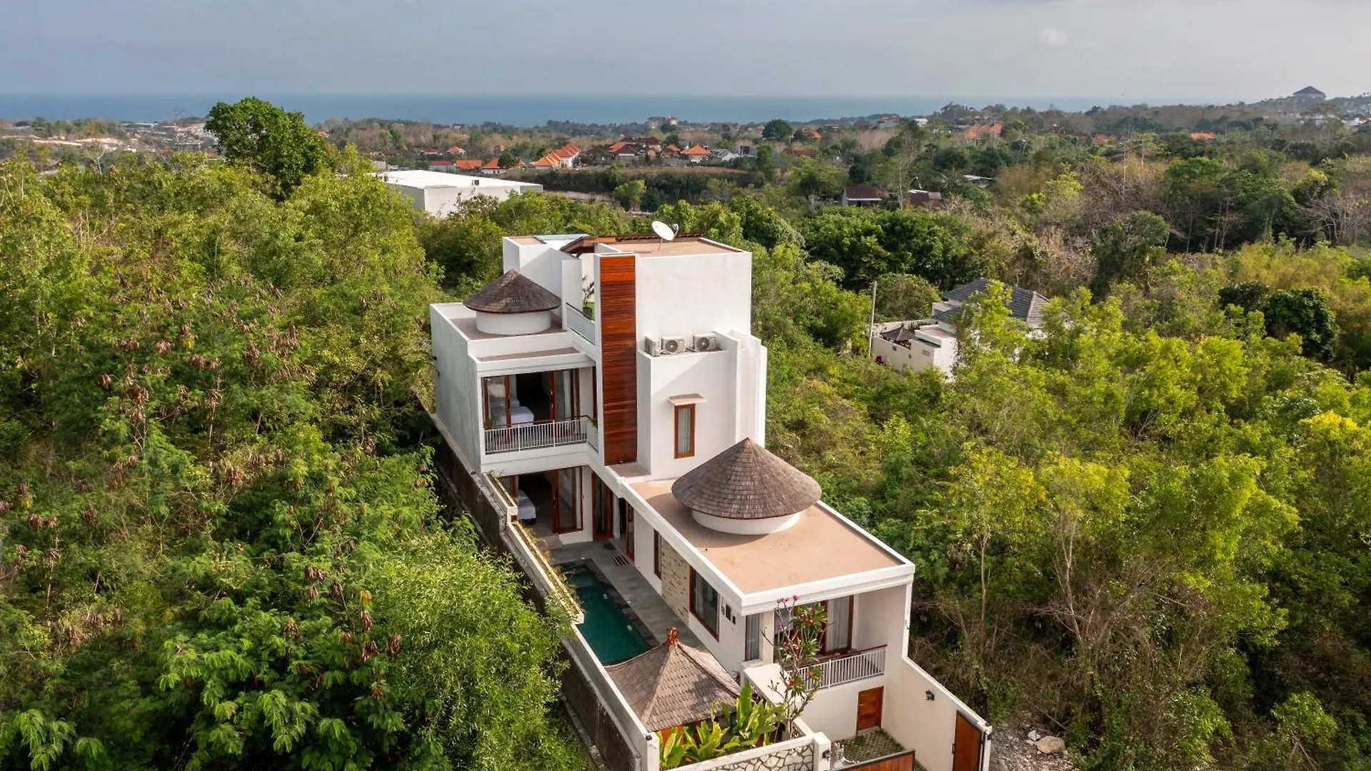 Uluwatu Villa Carina Bali - 4 Bedrooms With Ensuites, Rooftop Sunset Bar, Pool, Workstation, Quiet And Central Ungasan  Indonesia