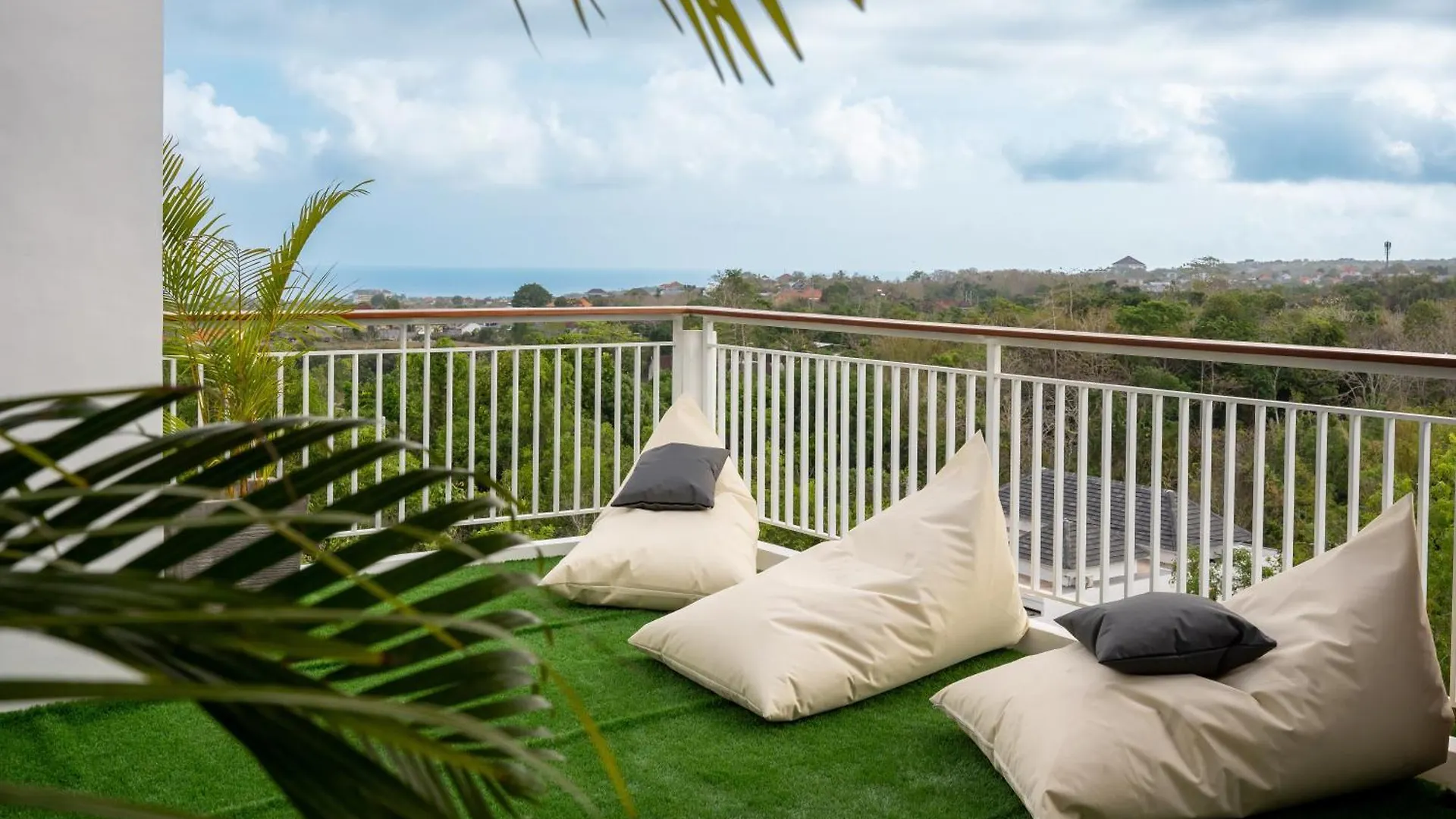 Uluwatu Villa Carina Bali - 4 Bedrooms With Ensuites, Rooftop Sunset Bar, Pool, Workstation, Quiet And Central Ungasan  Indonesia