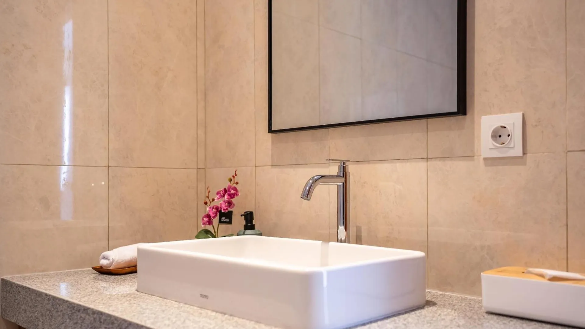 Uluwatu Villa Carina Bali - 4 Bedrooms With Ensuites, Rooftop Sunset Bar, Pool, Workstation, Quiet And Central Ungasan