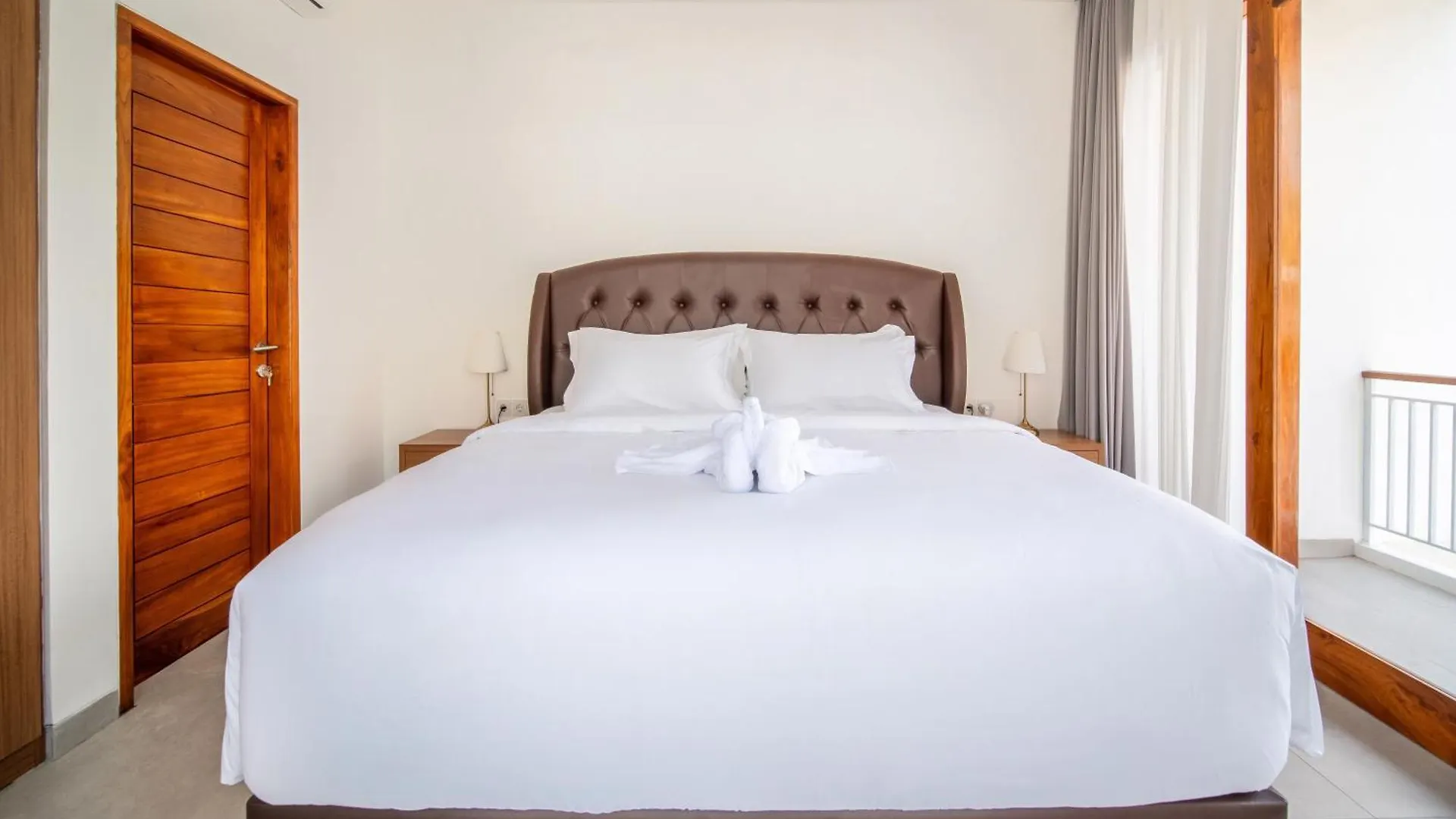 Uluwatu Villa Carina Bali - 4 Bedrooms With Ensuites, Rooftop Sunset Bar, Pool, Workstation, Quiet And Central Ungasan