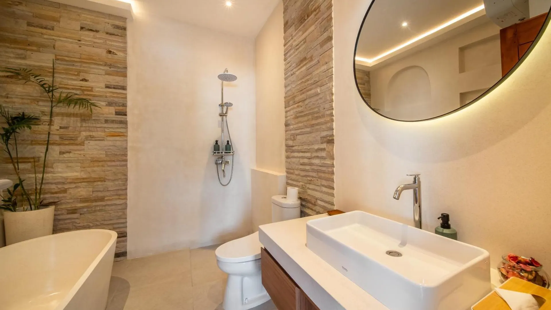 Uluwatu Villa Carina Bali - 4 Bedrooms With Ensuites, Rooftop Sunset Bar, Pool, Workstation, Quiet And Central Ungasan