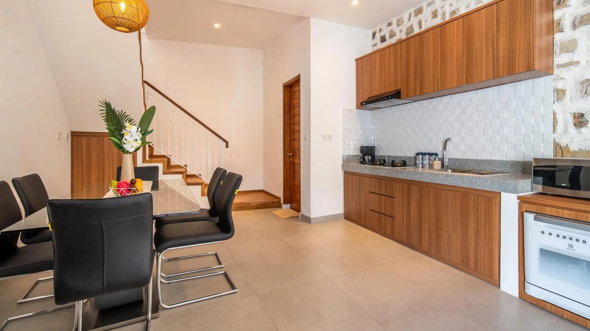 Uluwatu Villa Carina Bali - 4 Bedrooms With Ensuites, Rooftop Sunset Bar, Pool, Workstation, Quiet And Central Ungasan  0*, Ungasan (Bali)