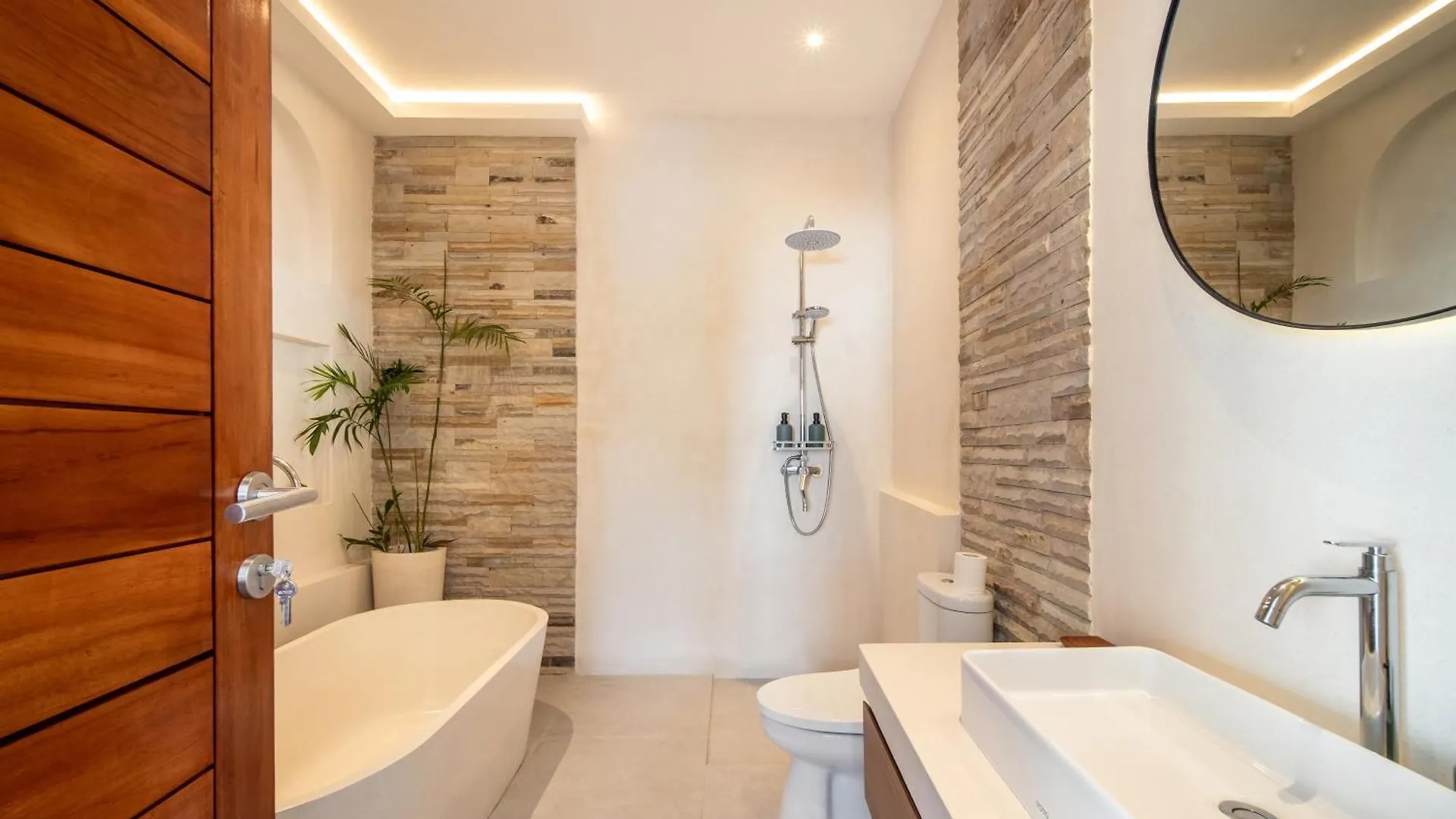 Uluwatu Villa Carina Bali - 4 Bedrooms With Ensuites, Rooftop Sunset Bar, Pool, Workstation, Quiet And Central Ungasan