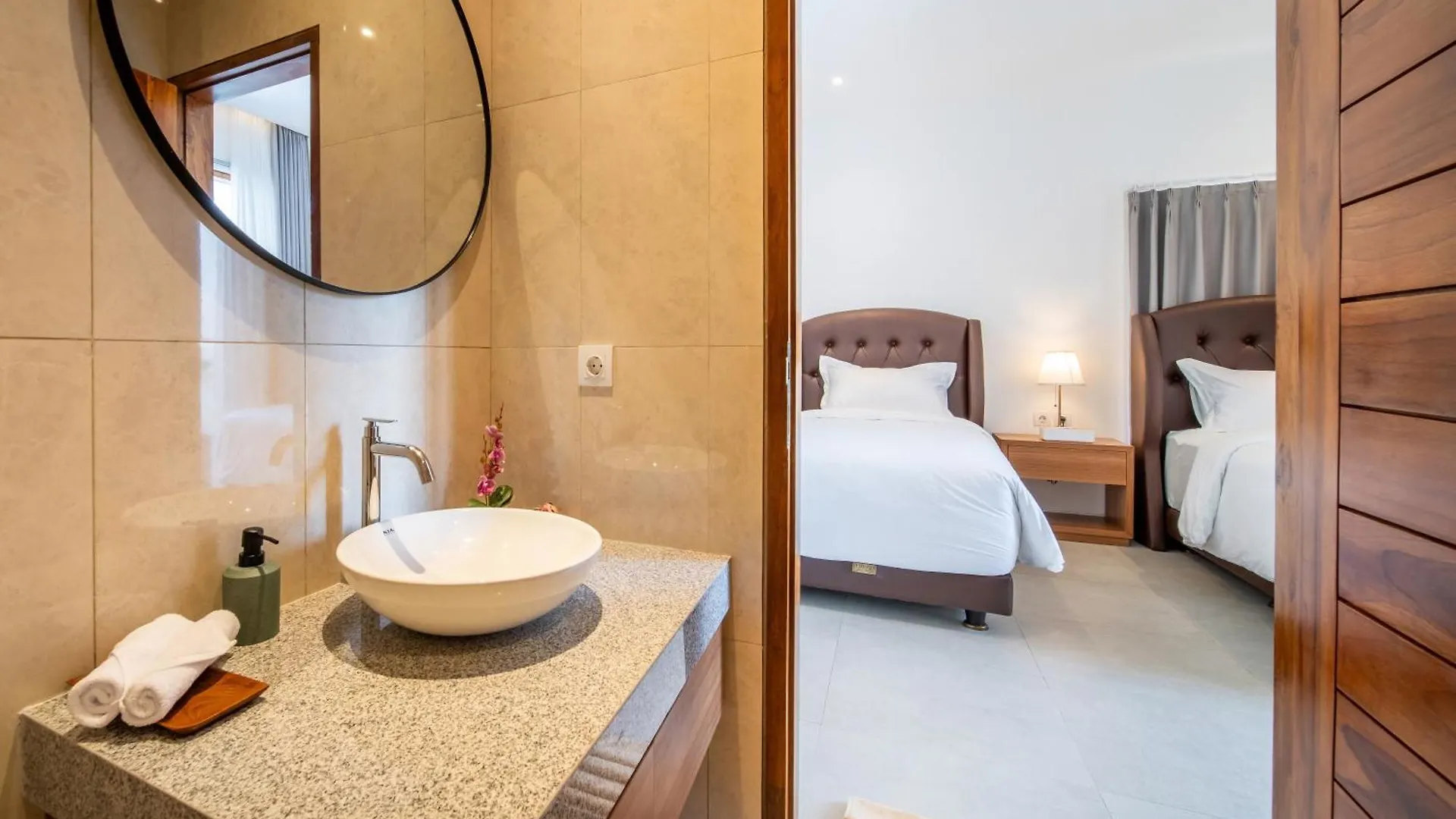 Uluwatu Villa Carina Bali - 4 Bedrooms With Ensuites, Rooftop Sunset Bar, Pool, Workstation, Quiet And Central Ungasan  0*, Ungasan (Bali)